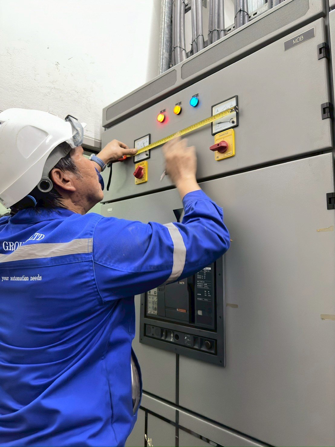 APY engineer measuring and inspecting at the MDB panel on site