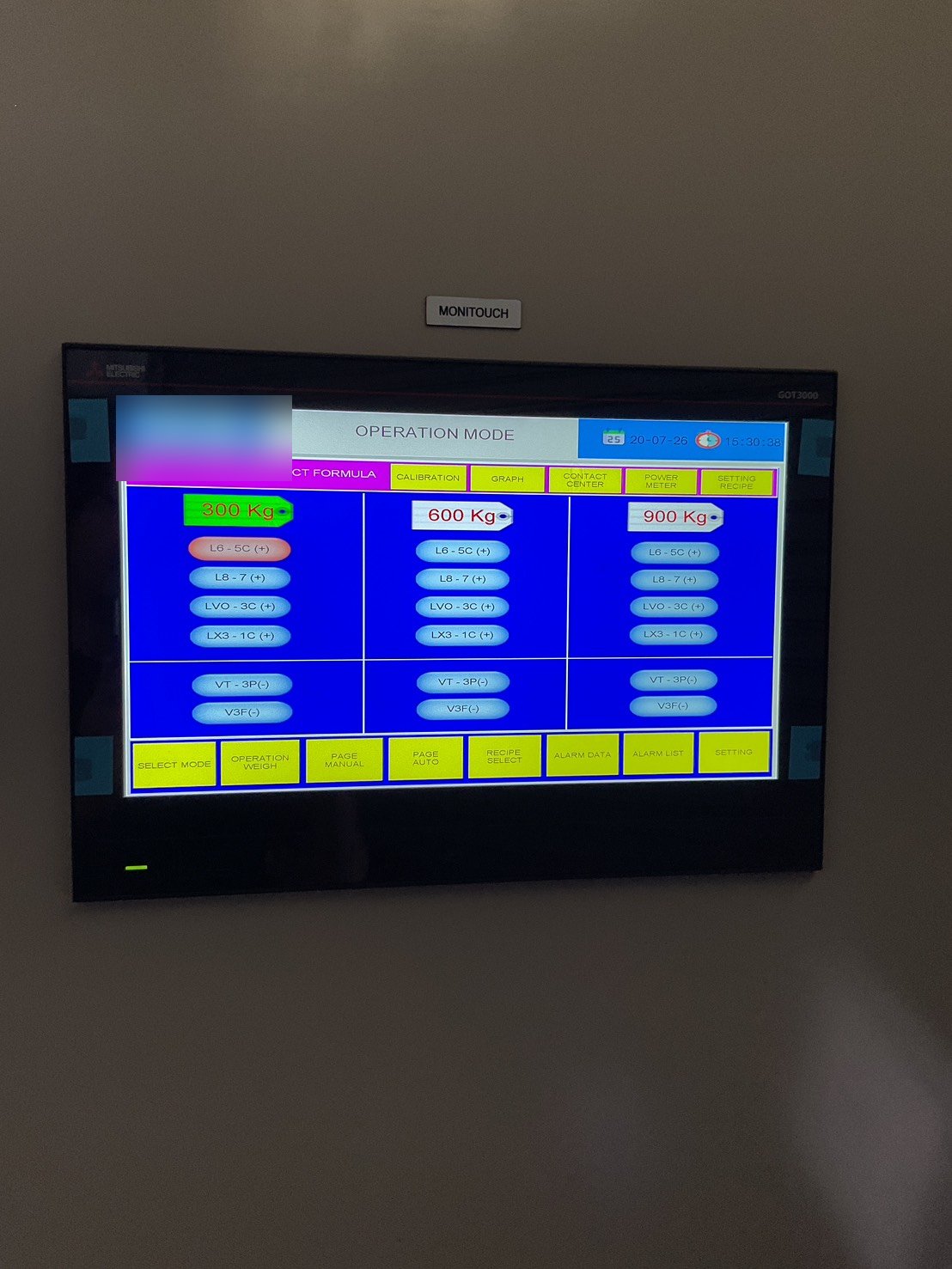 GOT3000 HMI on a real control panel showing a recipe selection screen